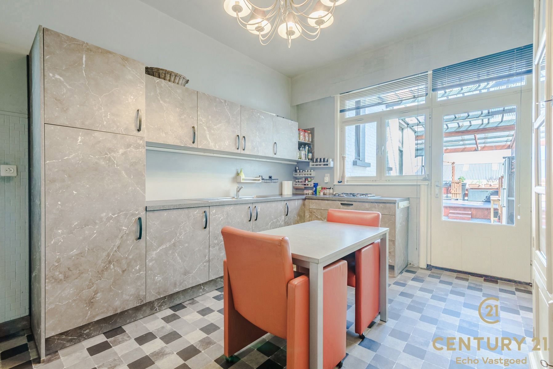 Ruim, startklaar handelspand met woonst op toplocatie foto 19