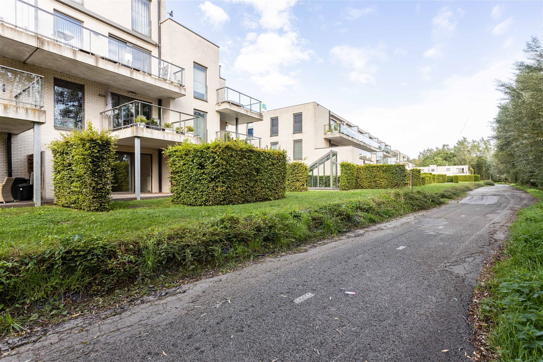 Instapklaar appartement met terras en tuin foto 12