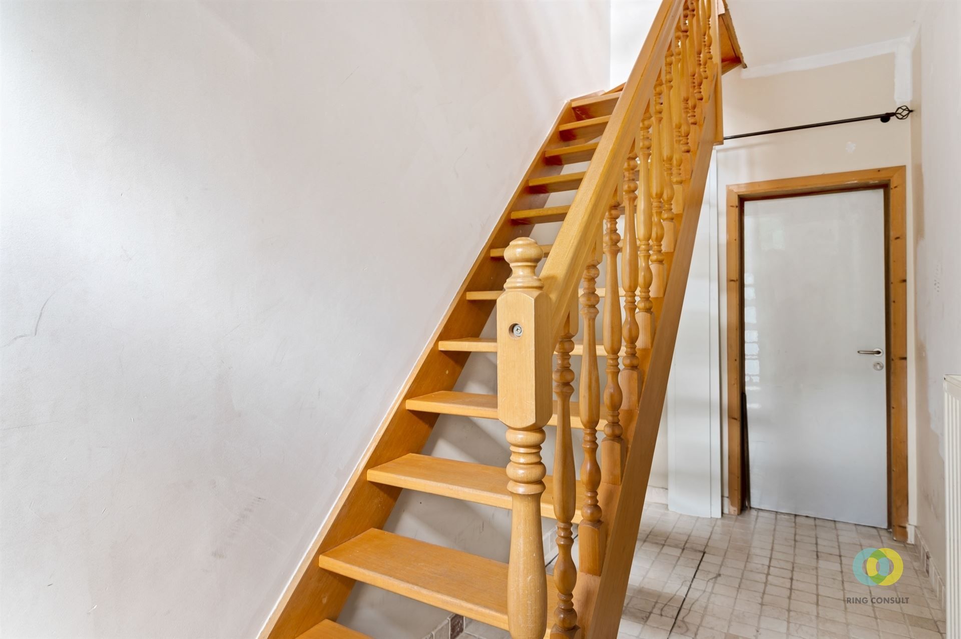 Bedrijfspand met loods, kantoor en appartement foto 5