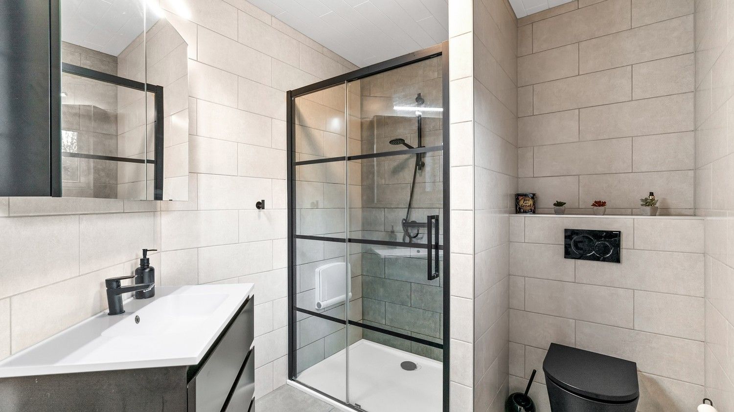 Woning met 2 slaapkamers, ruime garage en tuin foto 16