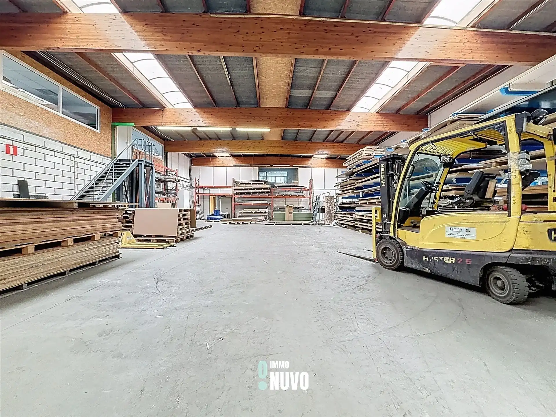 Magazijnen + Kantoren + Showroom foto 3