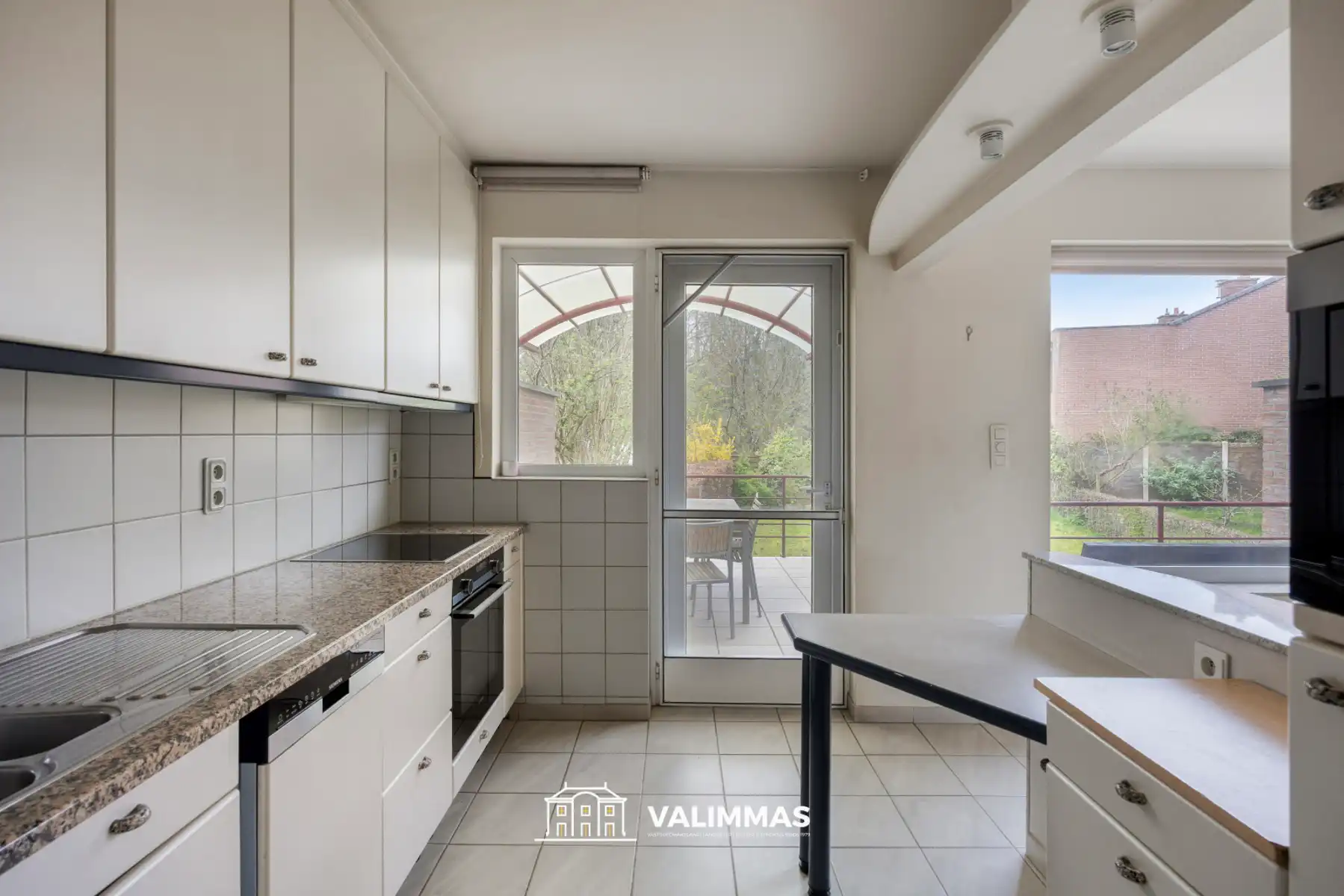 Welgelegen en verzorgde driegevelwoning met garage en tuin foto 7