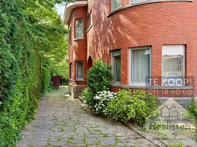 Statige burgerwoning met grote zongerichte tuin foto 3