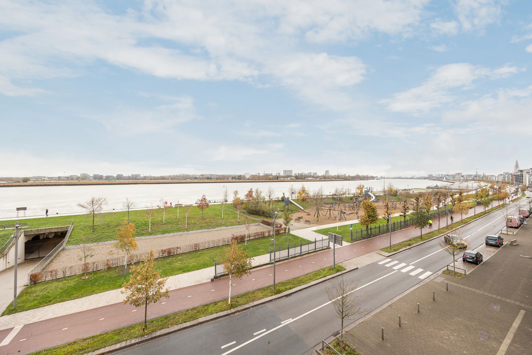 Hoofdfoto van de publicatie: ANTWERPEN KAAIEN - Uniek herenhuis aan de Scheldekaaien