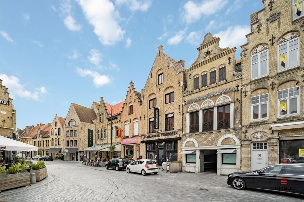 Uniek Handelspand met woonst op de Grote markt van Diksmuide.  foto 1