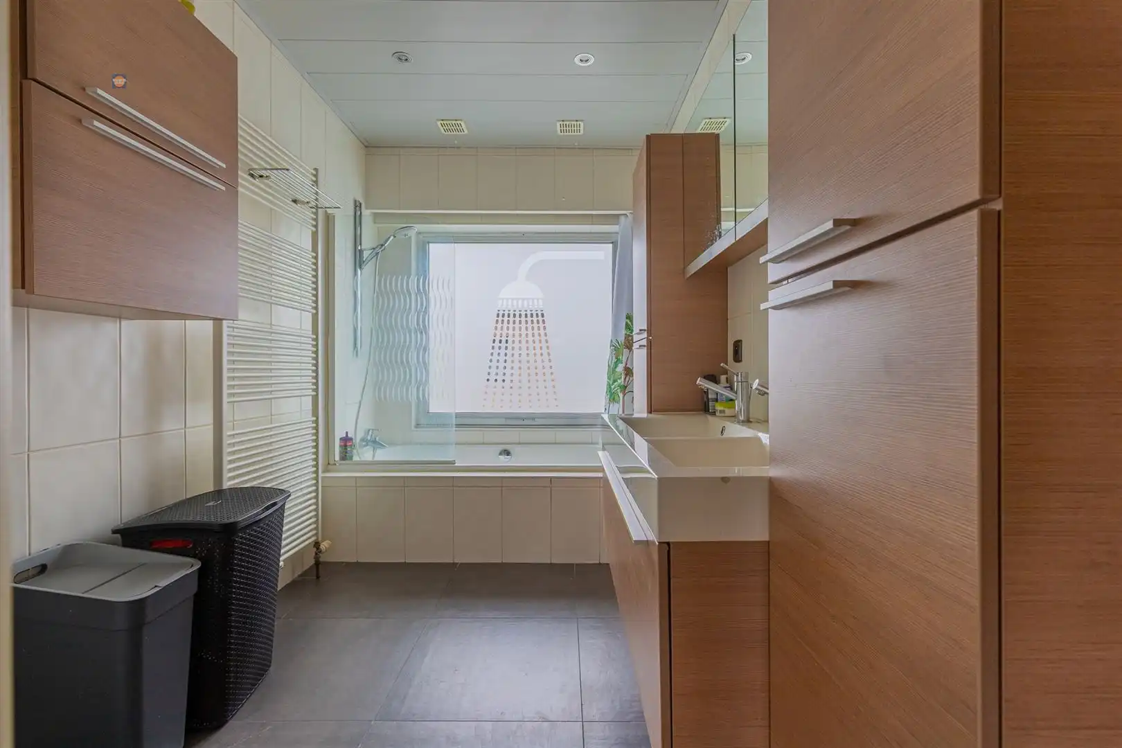 Ruime bel-etage met 3 slaapkamers, grote garage en gezellige tuin foto 13