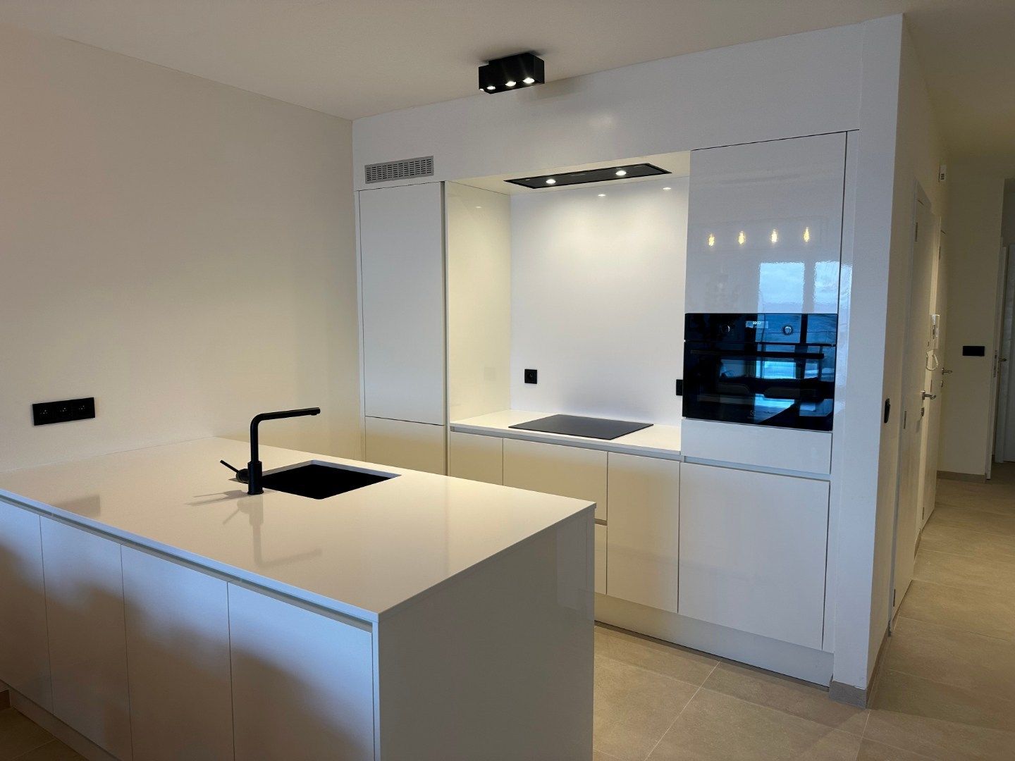 Exclusief luxe   3 slpk.  appartement met frontaal zeezicht en centraal op Zeedijk .    3  terrassen !  Direct aan het strand op topligging! foto 3