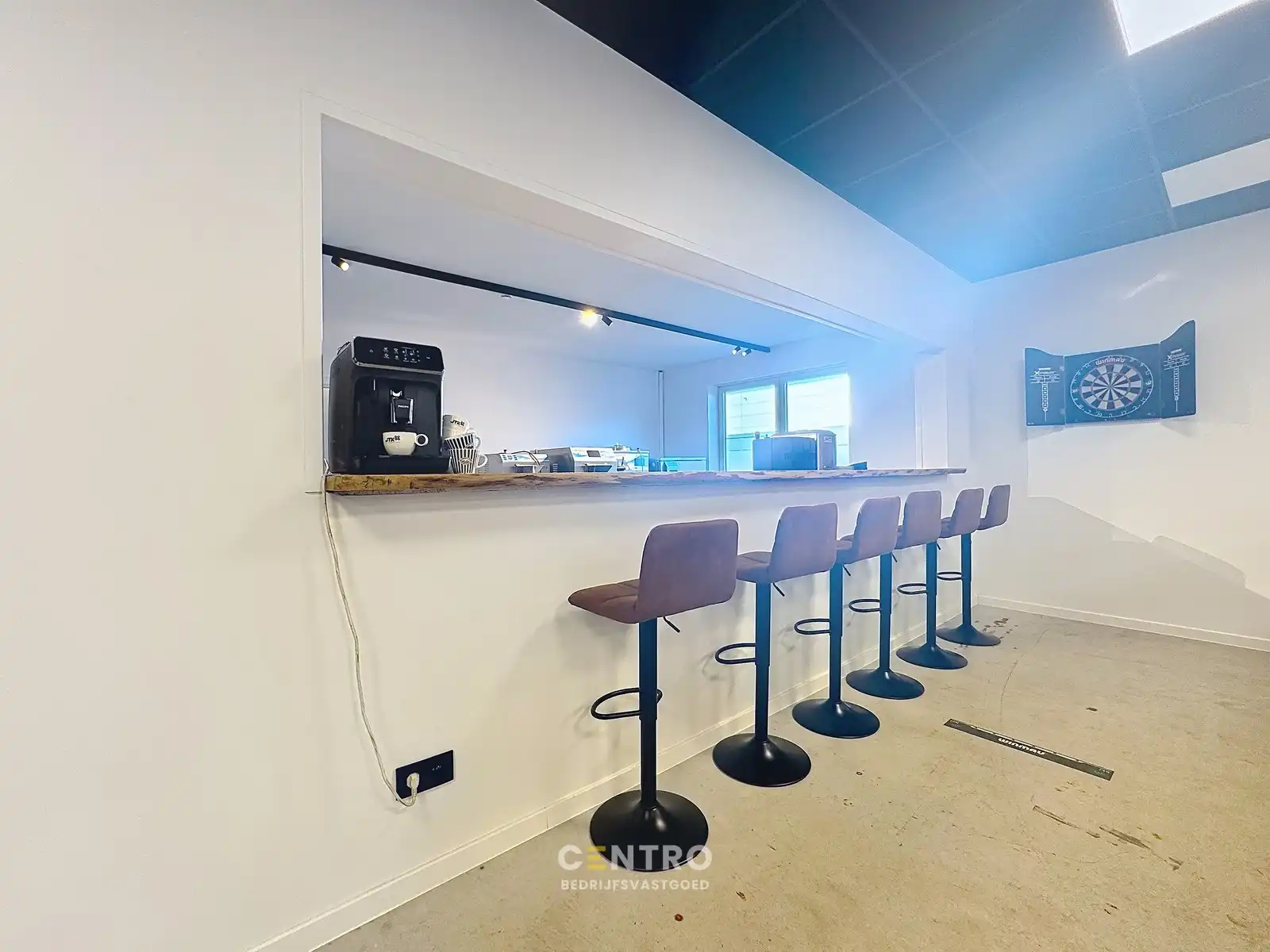 Recent BEDRIJFSGEBOUW, bestaande uit MAGAZIJN, BURELEN en WONING met zonnige tuin te Diksmuide. Op bedrijventerrein te Diksmuide foto 6