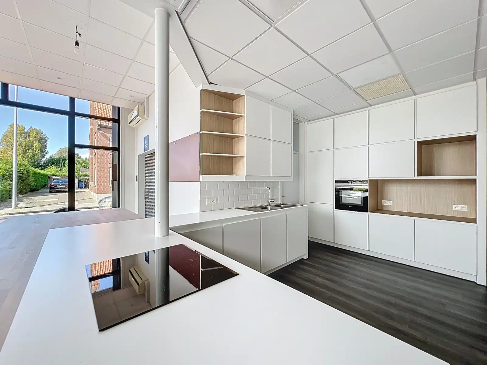 Instapklaar lichtrijk GERENOVEERD pand met mooie open kantoor/praktijkruimte en 4 aparte burelen/consultatieruimtes. foto 13