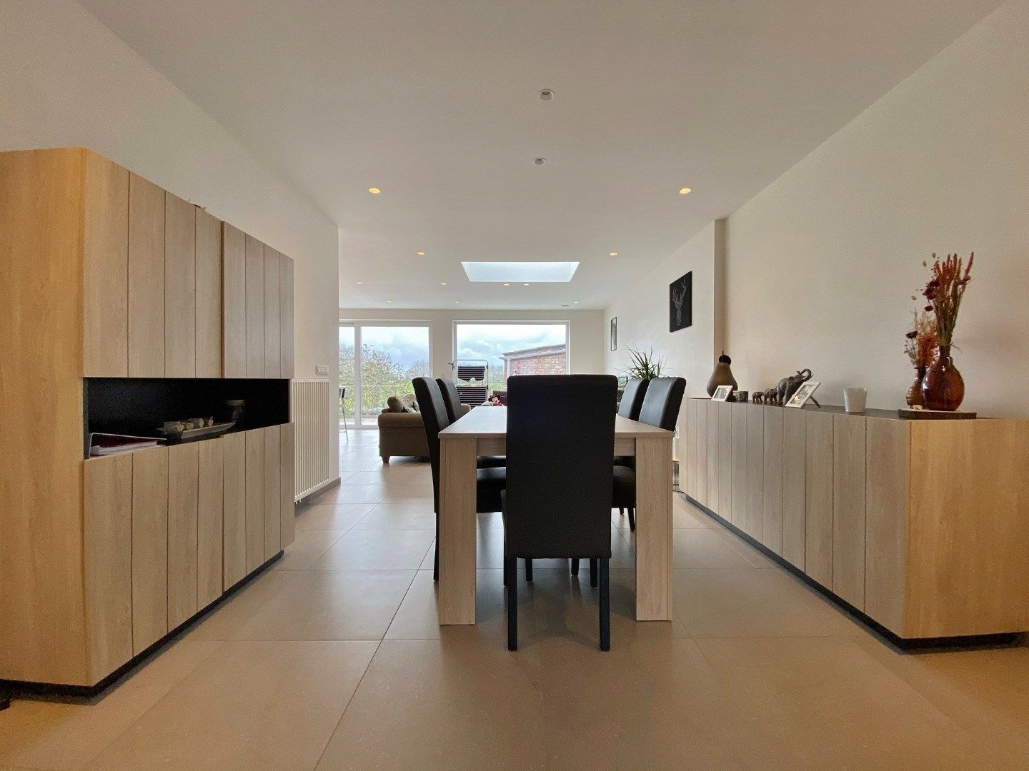 Recent vernieuwde woning met 4slpk, garage, zuidgerichte tuin & buitenberging foto 3