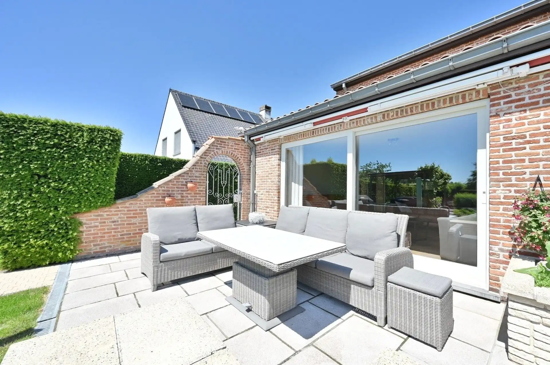 Prachtige Villa woning met 4 slaapkamers, nieuwe keuken en badkamer, dubbele garage met zuidgerichte tuin foto 16