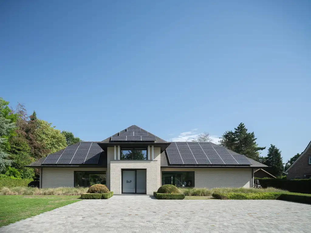 Imposante villa (BJ 2015) met onder meer een buitenzwembad en een sfeervol ingericht bijgebouw met sauna foto 4