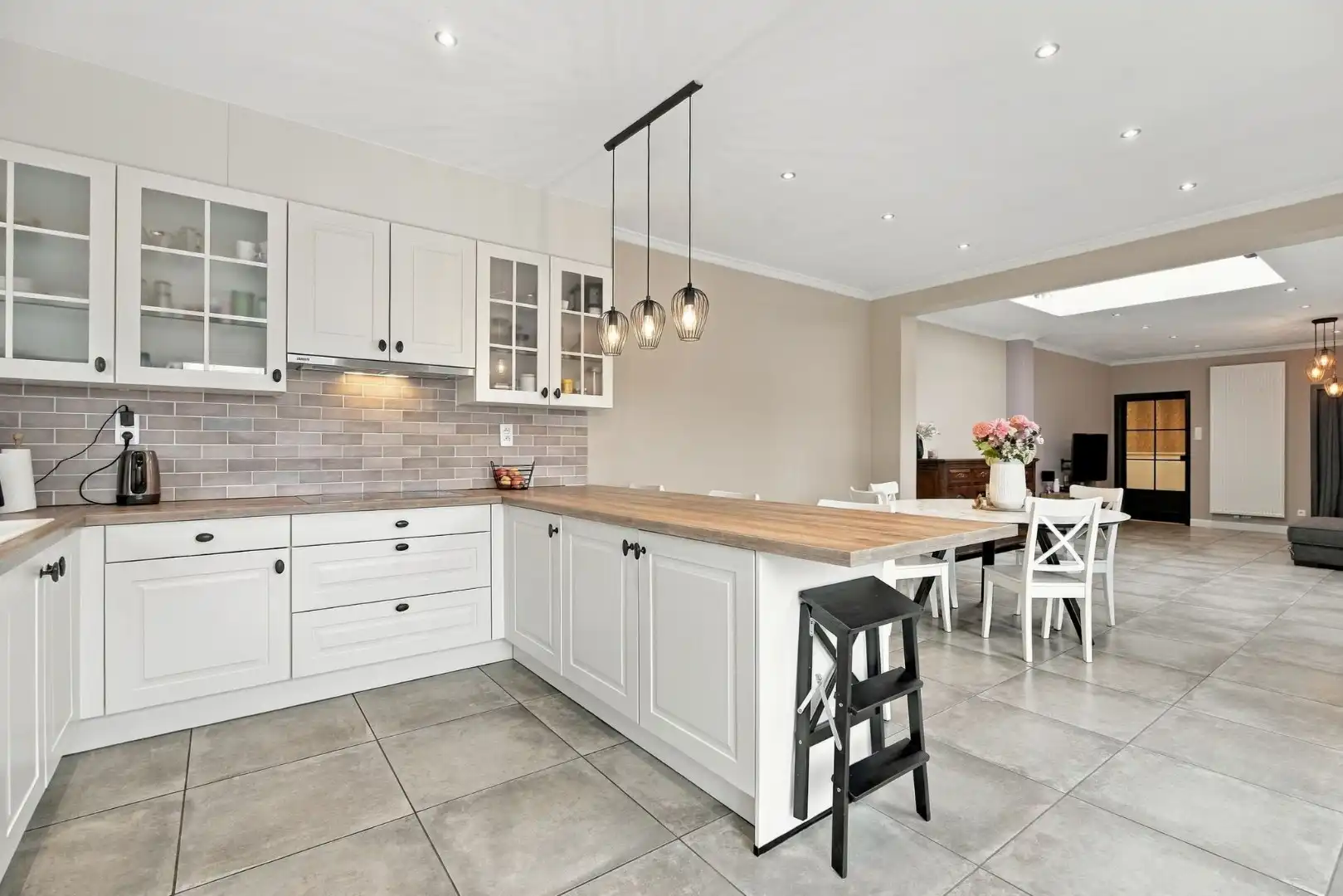 Instapklare woning met 5 slks, grote tuin en 2 badkamers in het centrum van Kuurne. foto 8