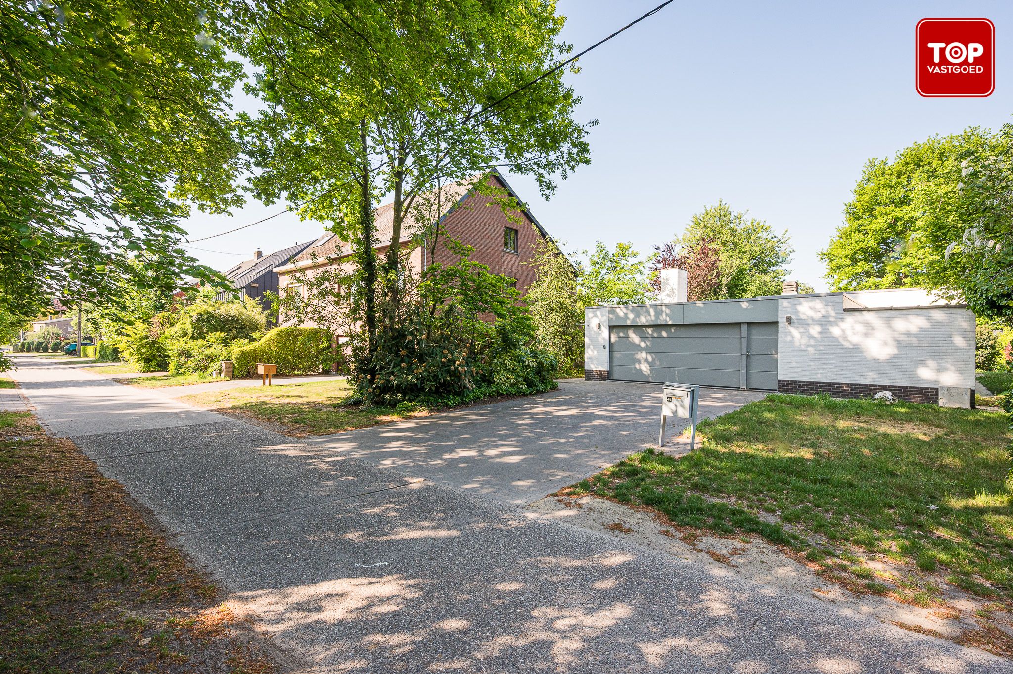 Ruime jaren zeventig villa in Mariakerke-Kolegem foto {{pictureIndex}}