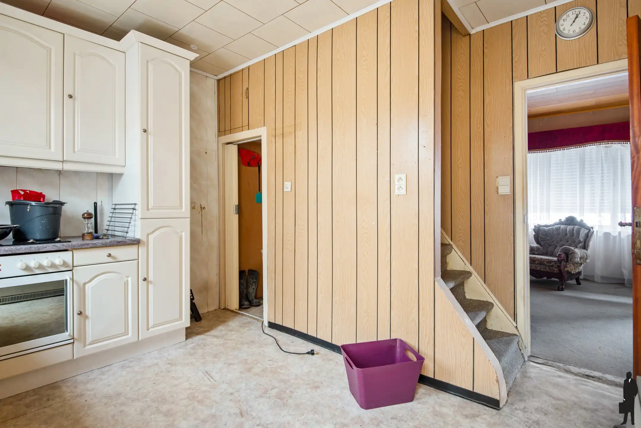 Te renoveren woning pal in het centrum van Hemiksem foto 11