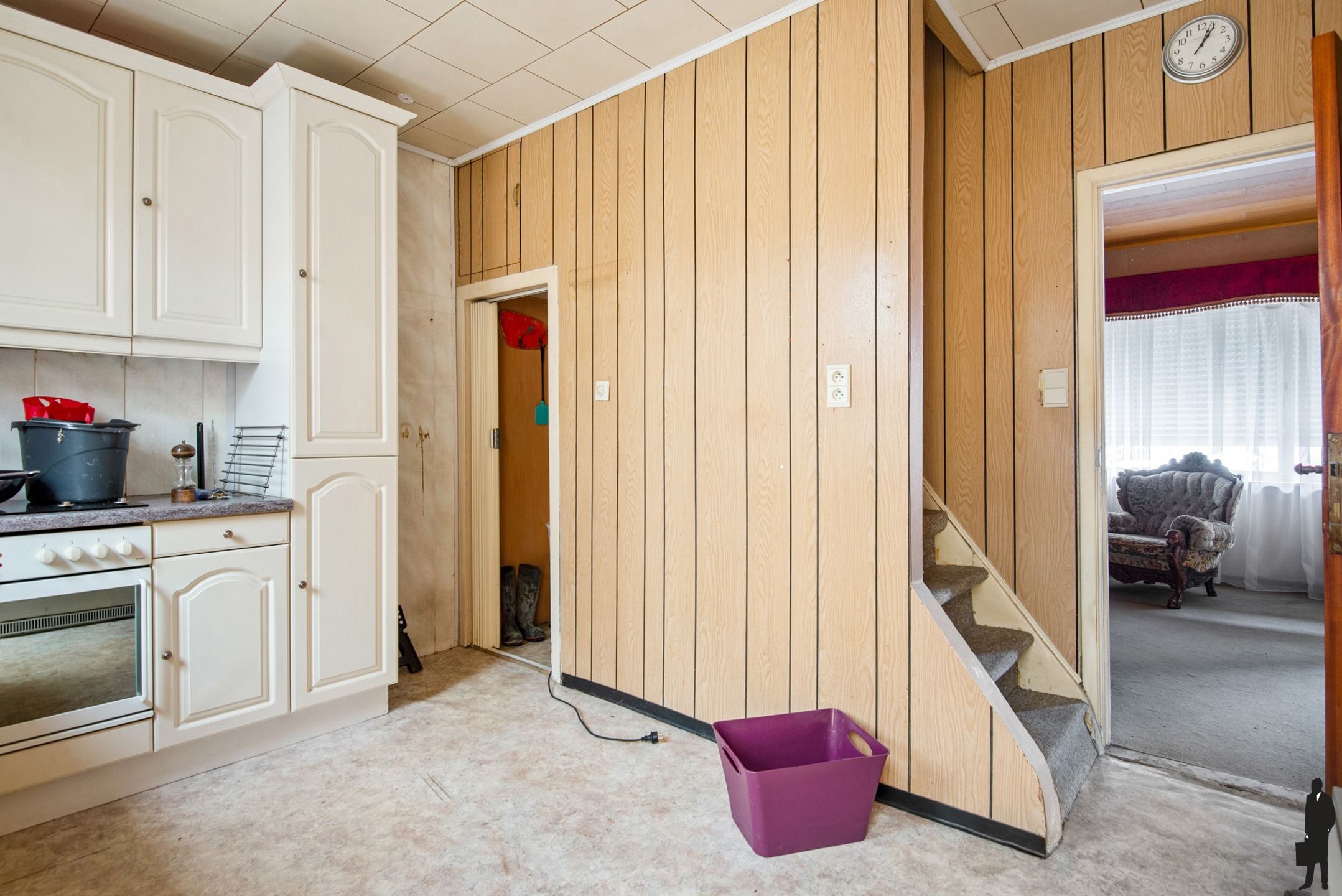 Te renoveren woning pal in het centrum van Hemiksem foto 10