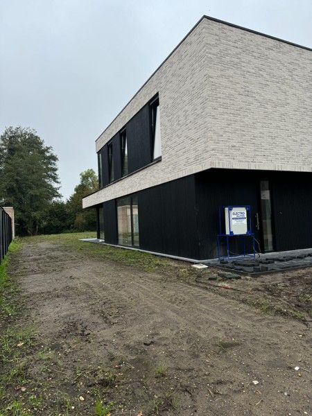 Exclusieve nieuwbouw villa met 3 slaapkamers op een perceel van 9 a en 64 ca. foto 6