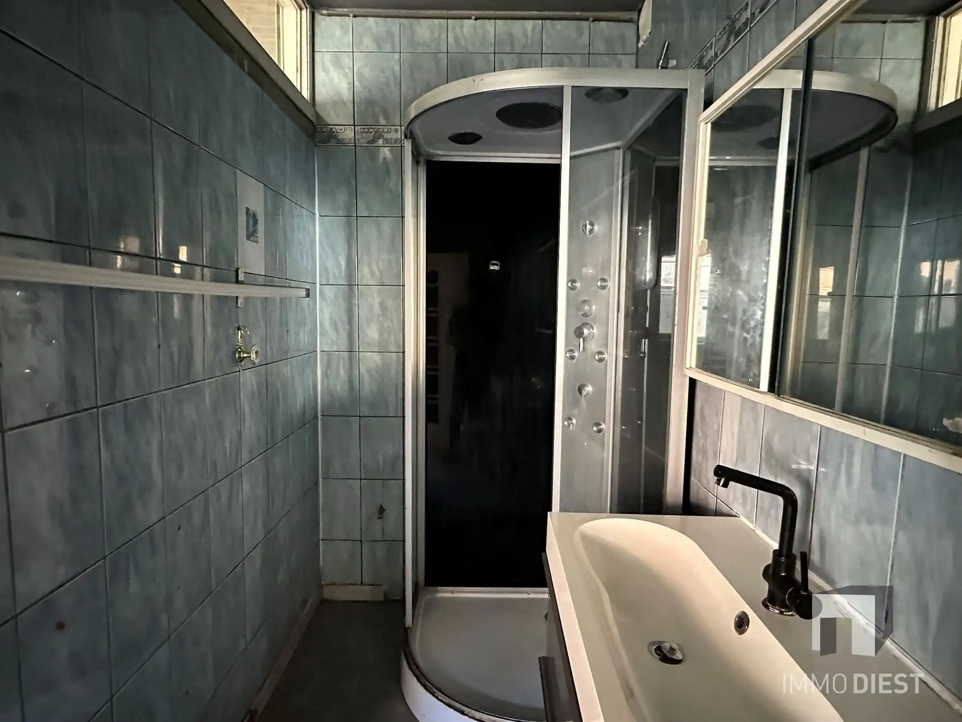 Handelsgelijkvloers met woonst en garages foto 6