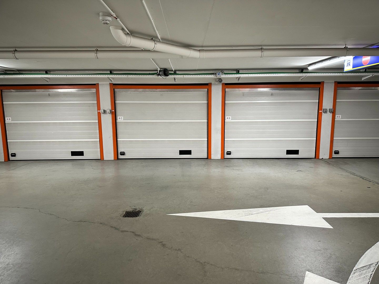 Ruime gesloten garagebox te huur voor 2 wagens in het Zoute. foto 2