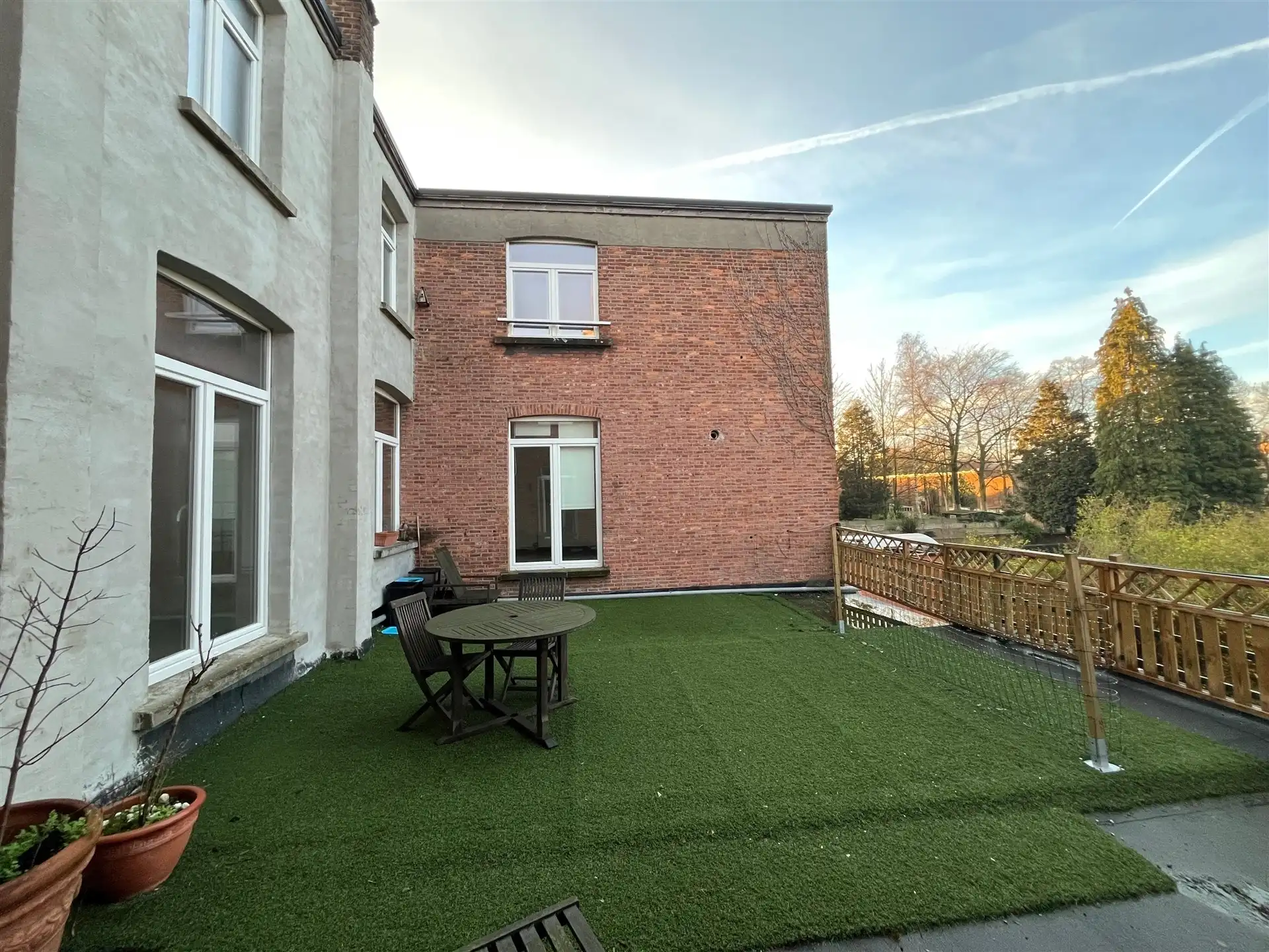 Appartementsgebouw met parking en zeer grote tuin! foto 7