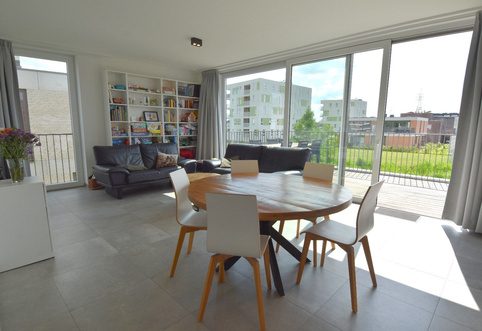 Instapklaar appartement in rustige omgeving foto {{pictureIndex}}