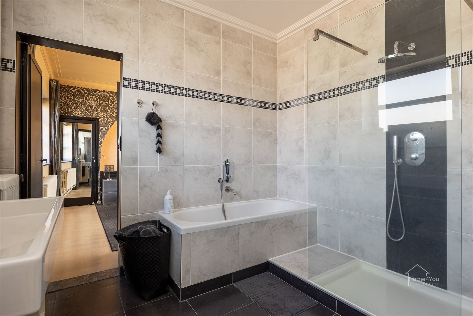 Zeer ruim herenhuis foto 13