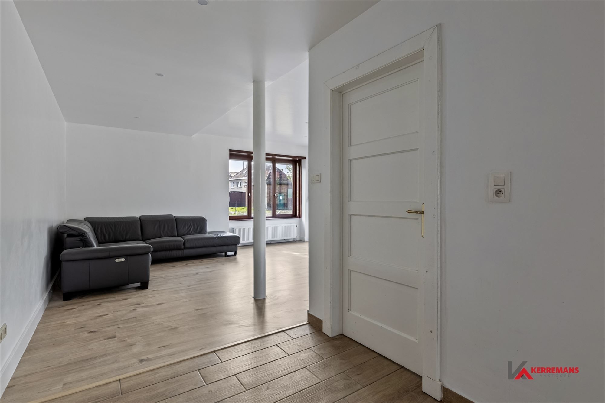 Half open bebouwing met 4 slaapkamers, tuin en garage. foto 3