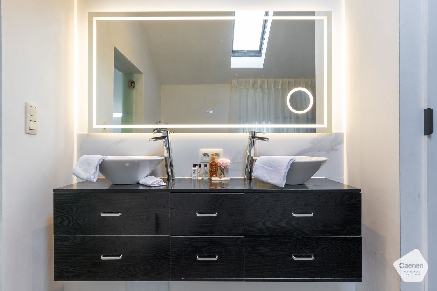 Ruime en instapklare woning met 4 slaapkamers en 3 badkamers met privé-tuin en werkplaats foto 6