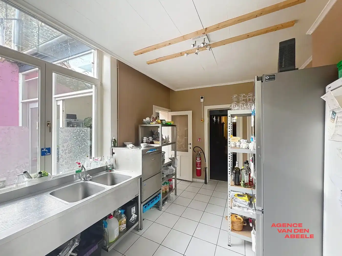 Centraal gelegen handelswoning met 4 slaapkamers en riante tuin  foto 10