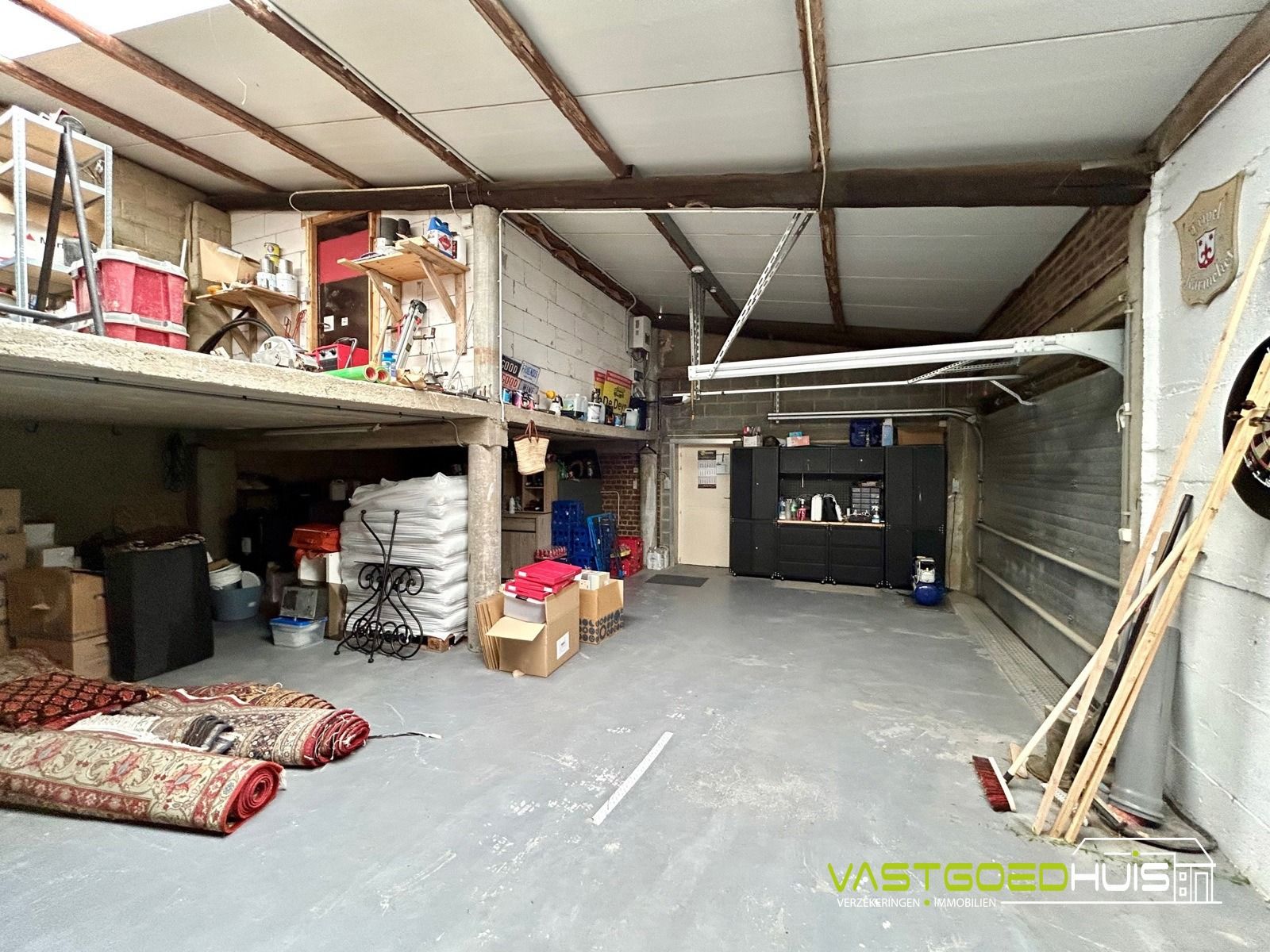 Hedendaagse gezinswoning met tuin en loods foto 23