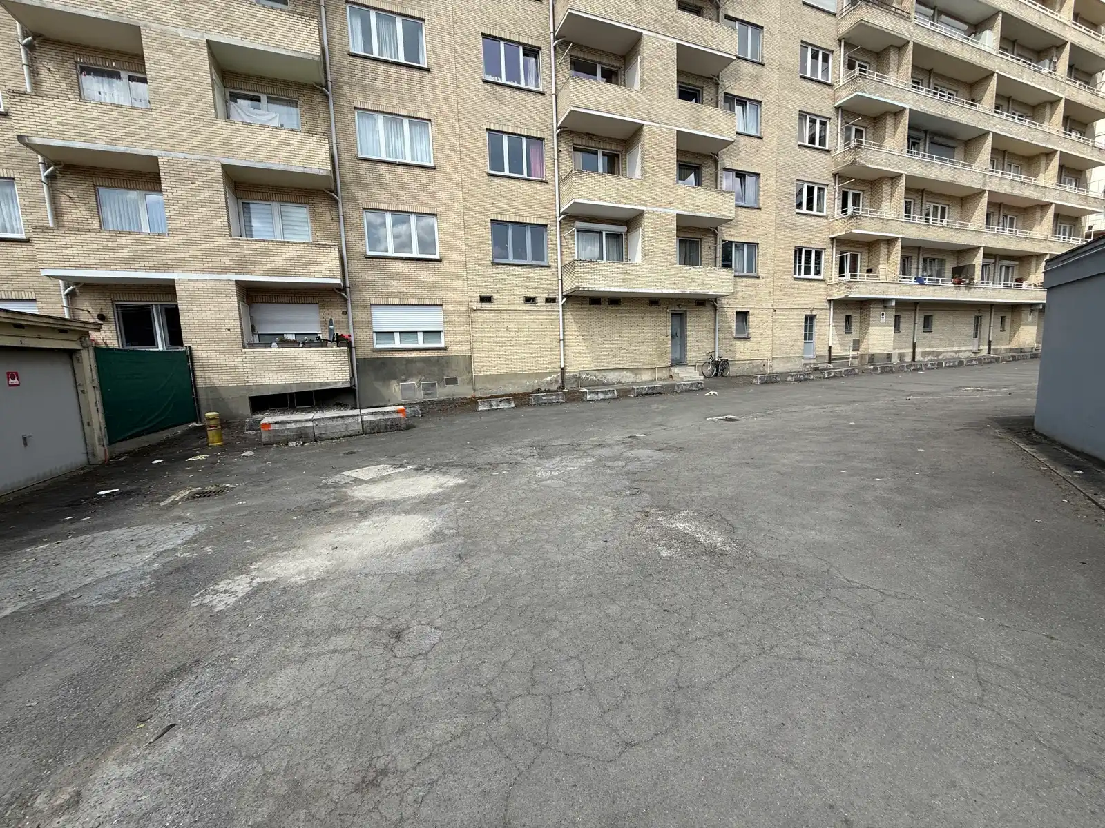 Gesloten garagebox met slagboombeveiliging foto 7