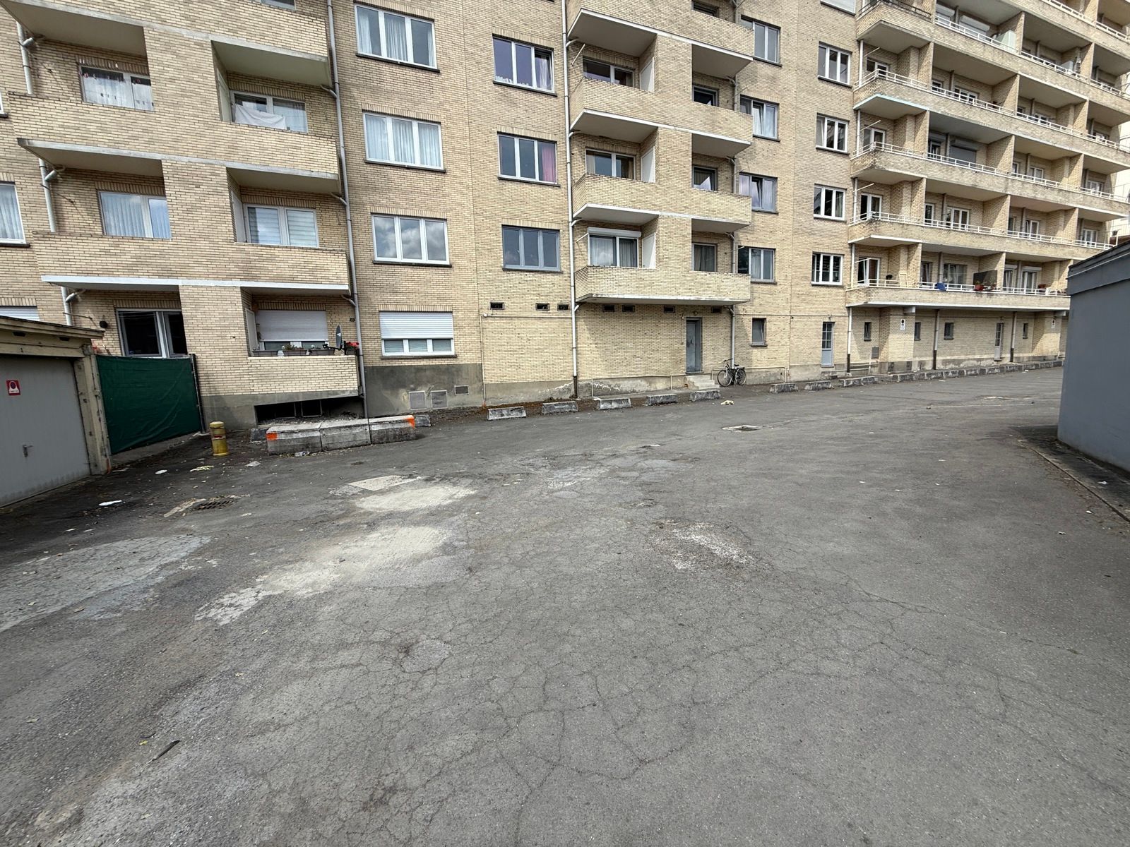 Gesloten garagebox met slagboombeveiliging foto 7