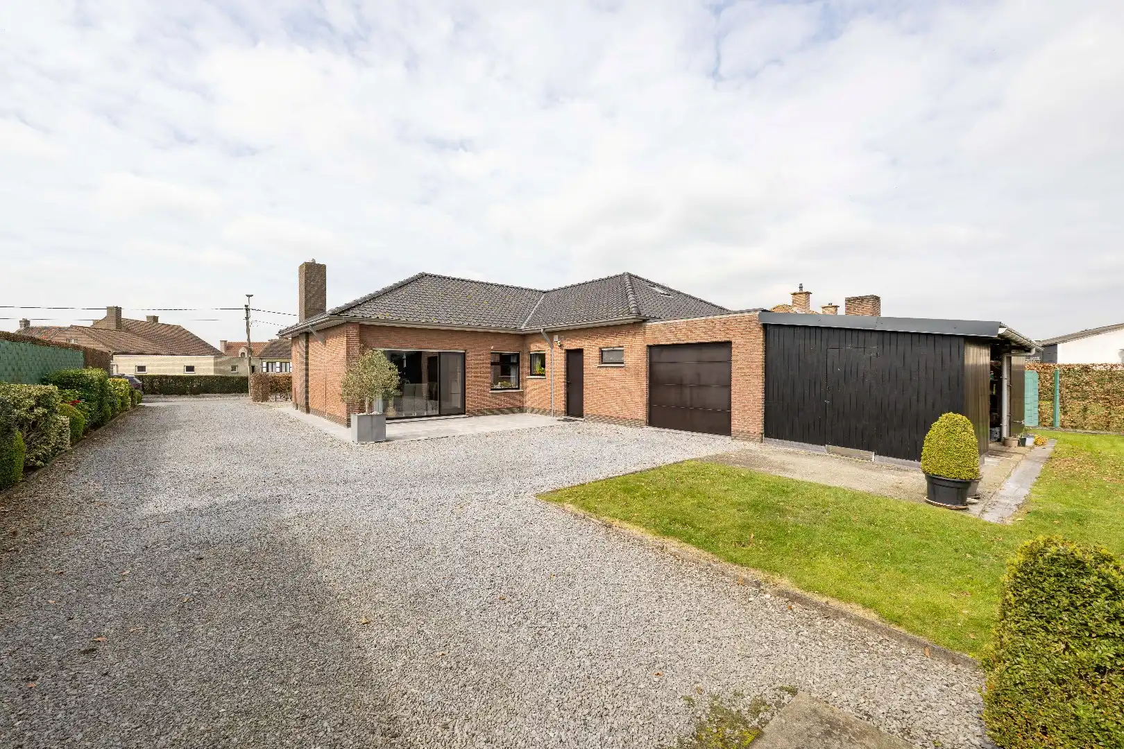 ALLEENSTAANDE WONING OP 1.009 m² MET 3 SLPKS EN TUIN  foto 2