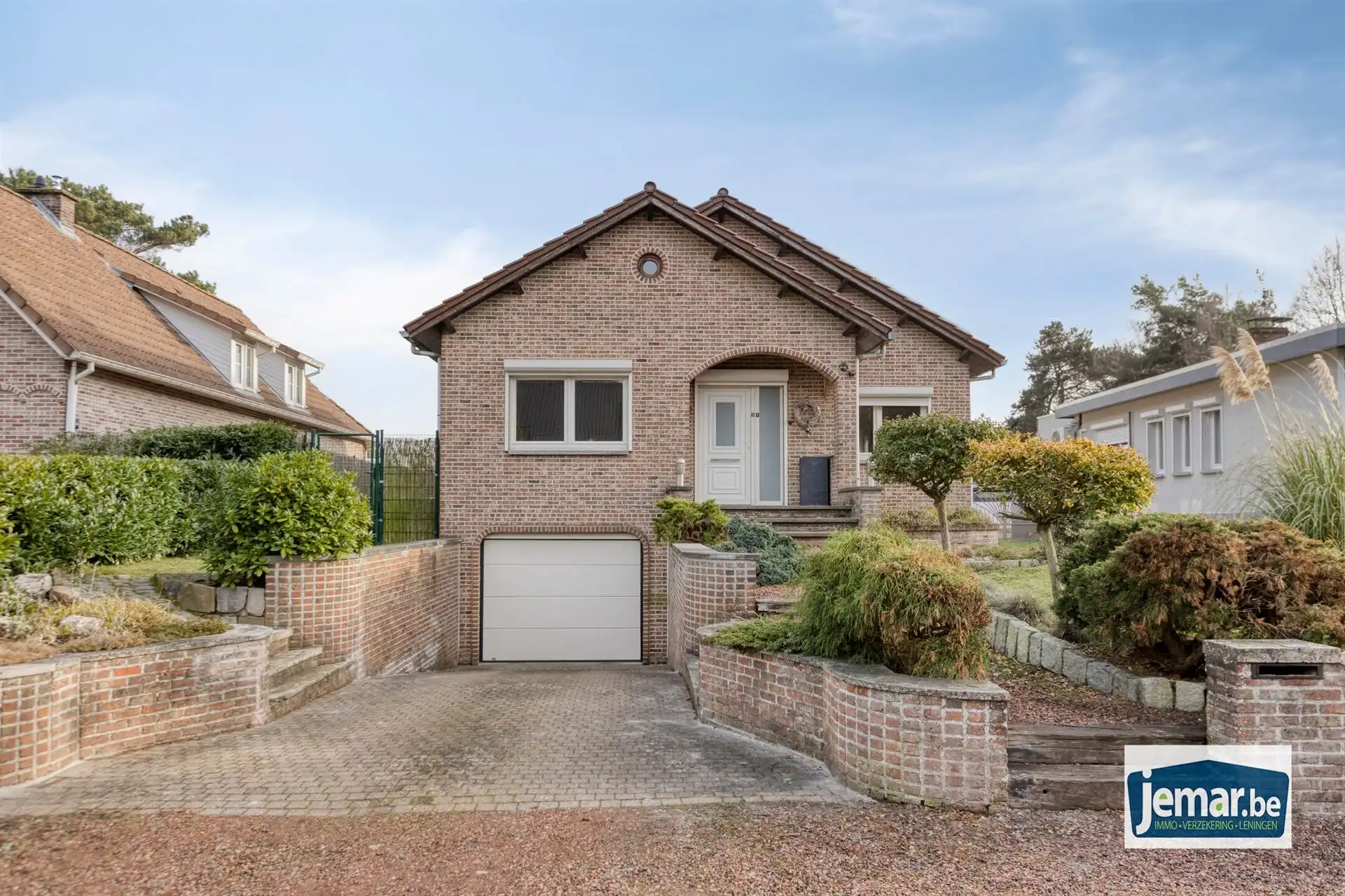 Vrijstaande bungalow woning met 3 slaapkamers en inpandige garage  foto {{pictureIndex}}