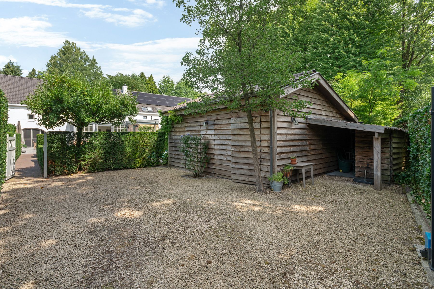 UNIEKE INSTAPKLARE WONING MET ZWEMBAD foto 28