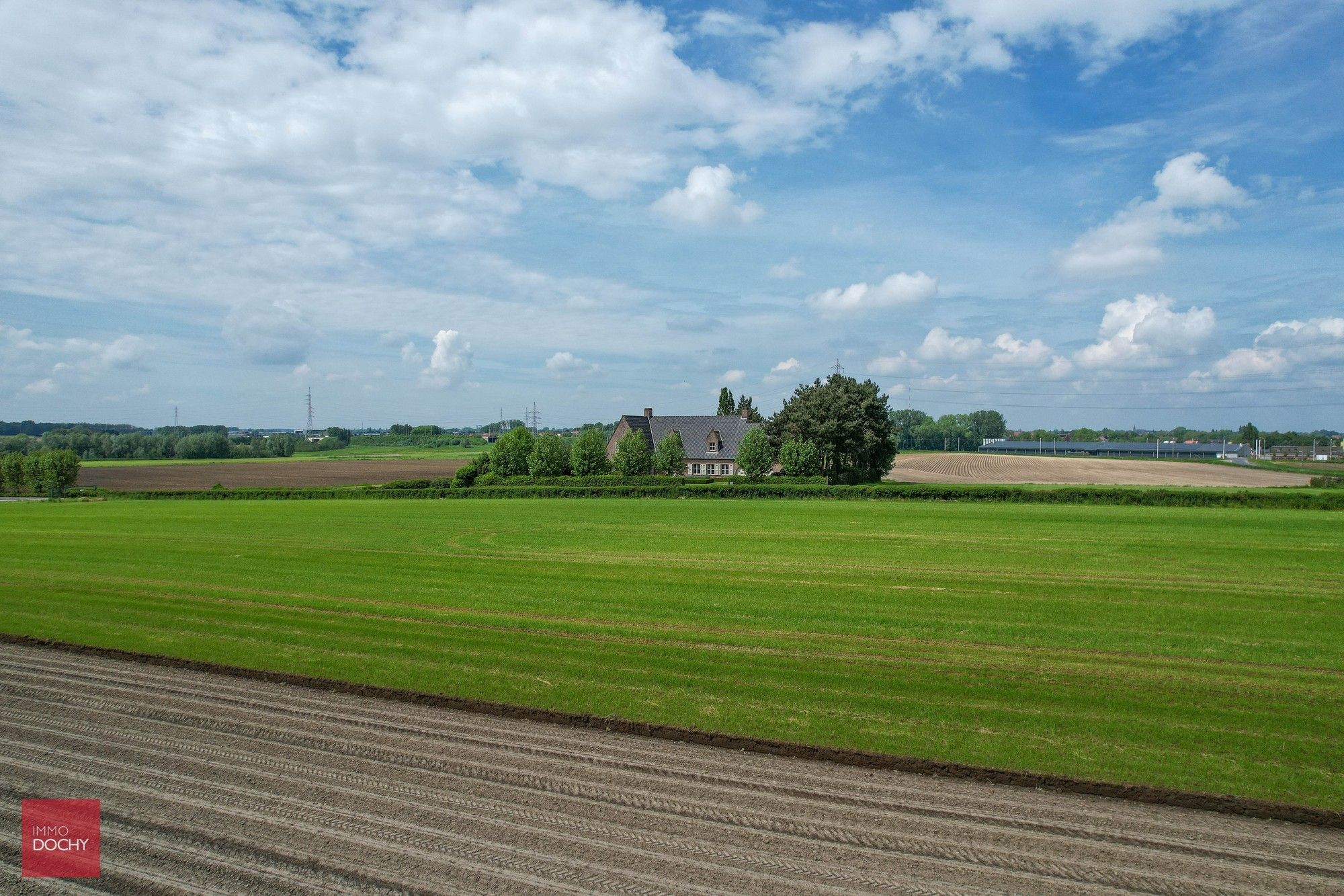 Landelijk gelegen standingvolle VILLA met toegangsweg foto 2