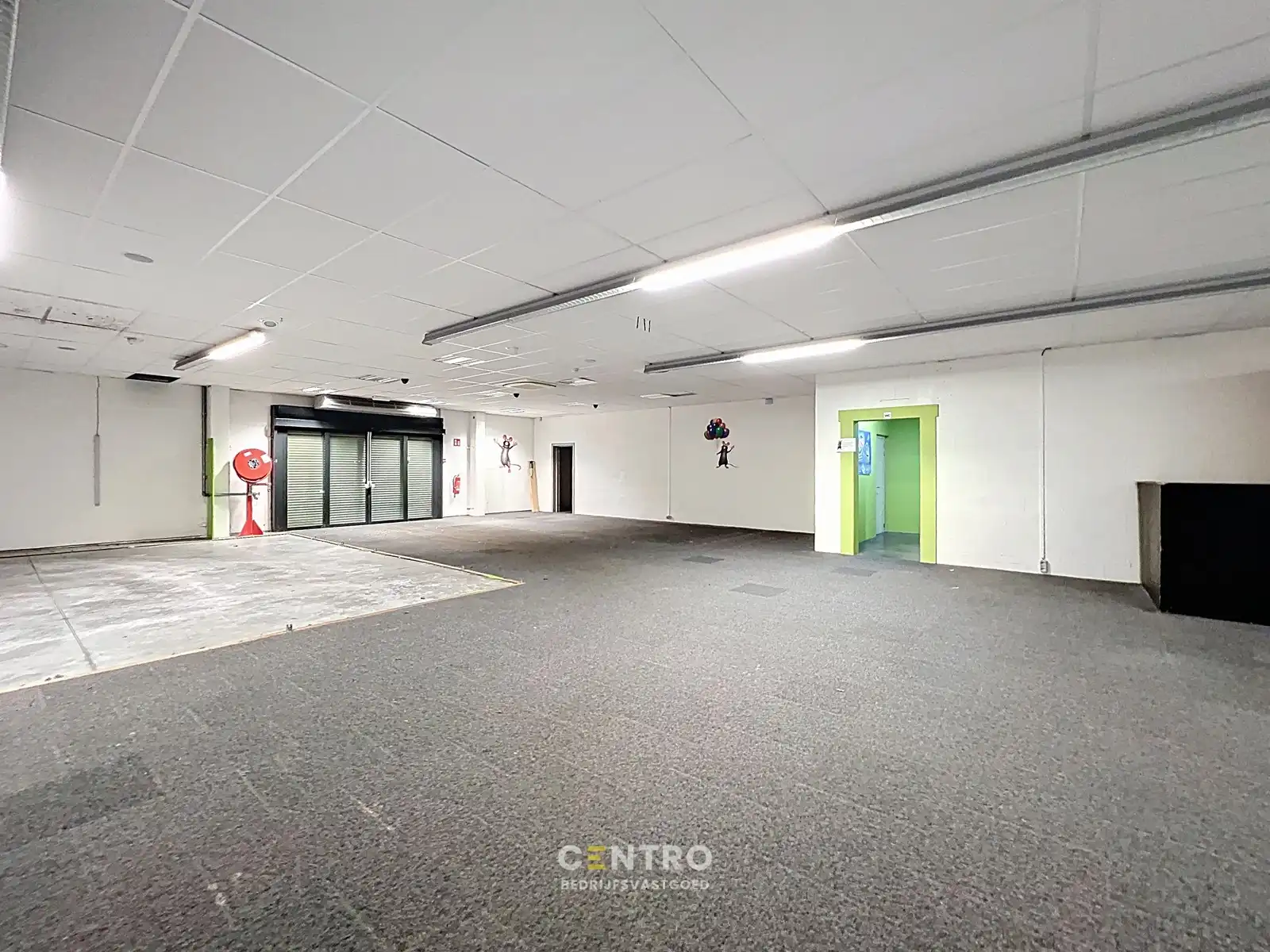 Multifunctioneel bedrijfspand (binnenrecreatie, toonzaal, winkel, opslag,...) van 782m² met 40 parkeerplaatsen op eigen terrein te Bavikhove (Harelbeke). foto 15
