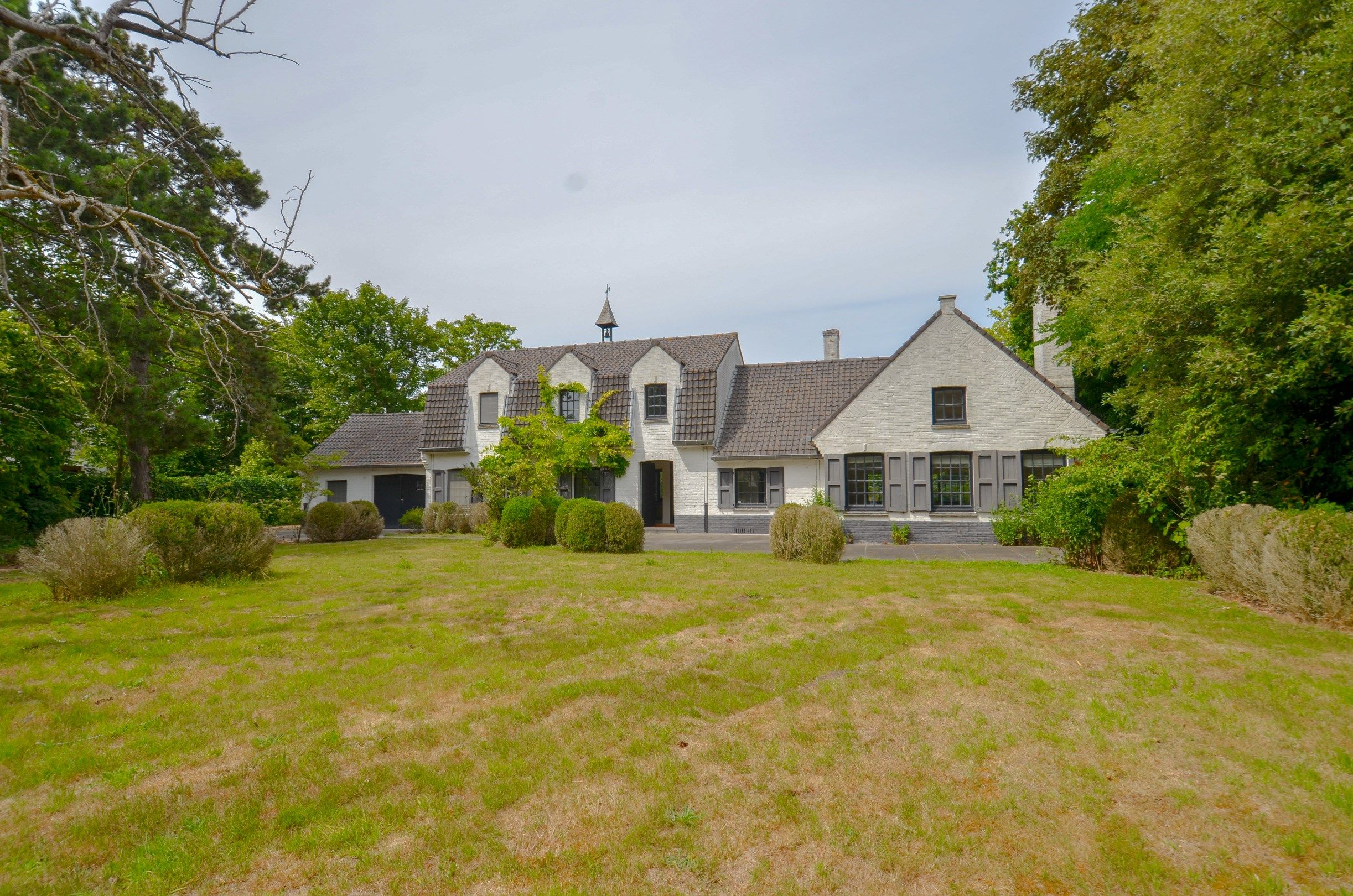 Exclusieve villa ,rustig gelegen op een perceel van 1628 m² nabij de Royal Zoute Tennis Club. foto {{pictureIndex}}