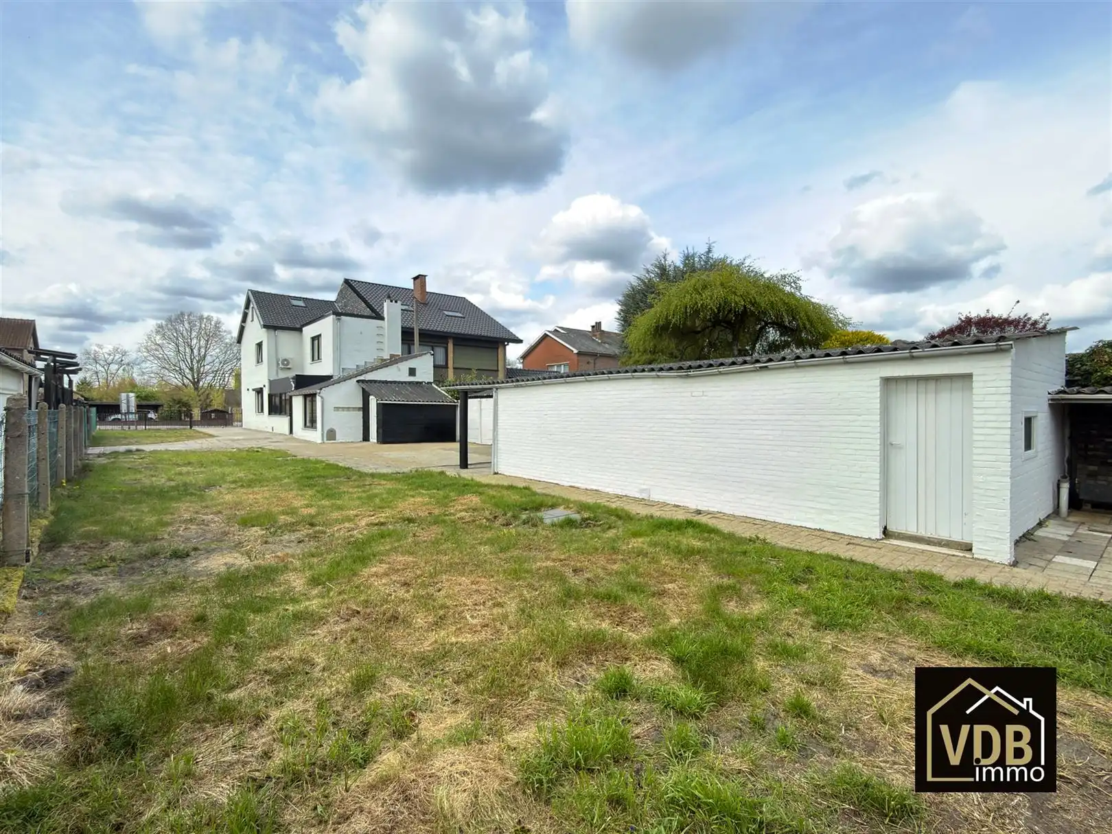 HALF OPEN BEBOUWING MET 4 SLAAPKAMERS EN GROTE GARAGE foto 45