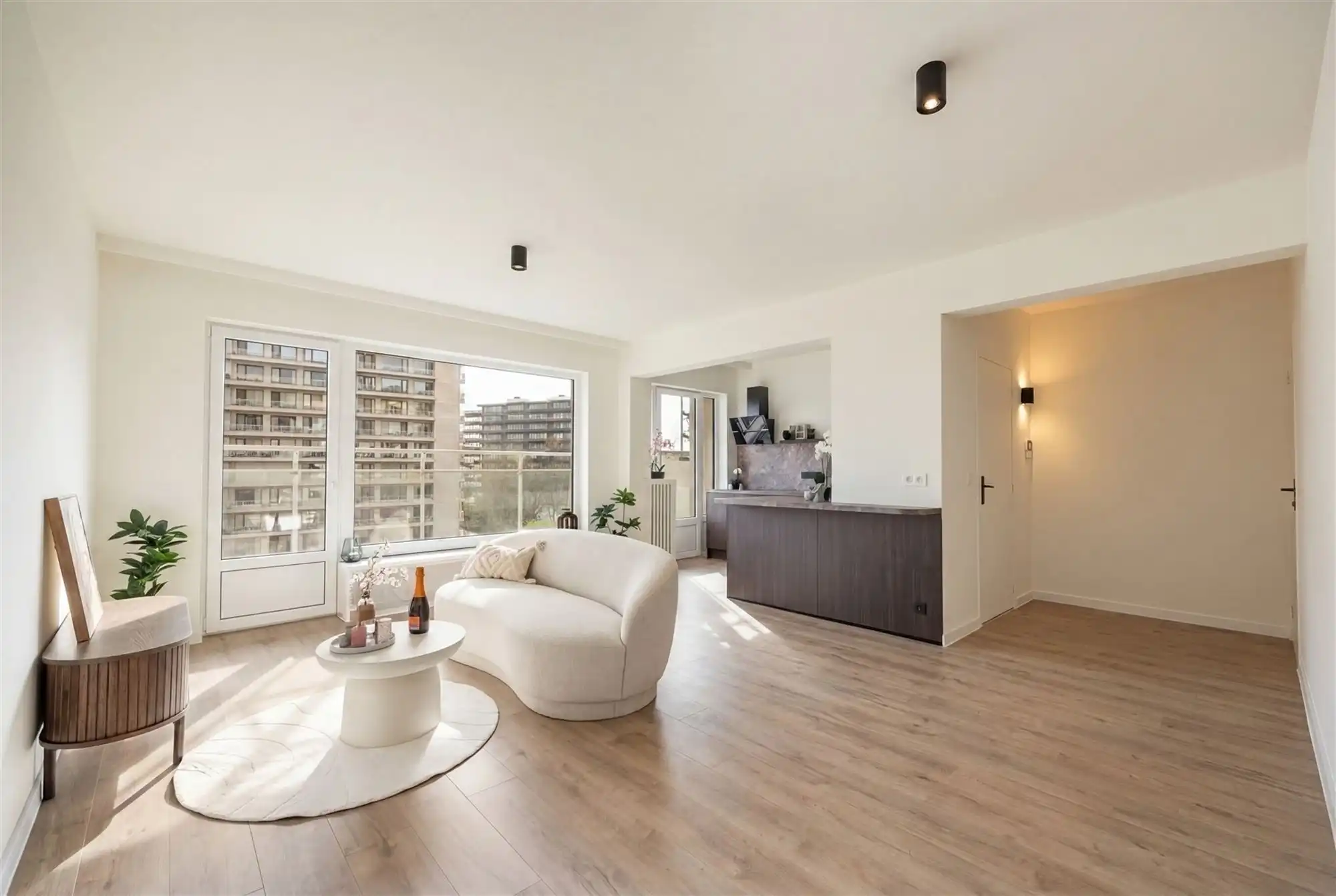 Volledig gerenov. app. met 2 slpkmrs. en terras te Pulhof foto 3