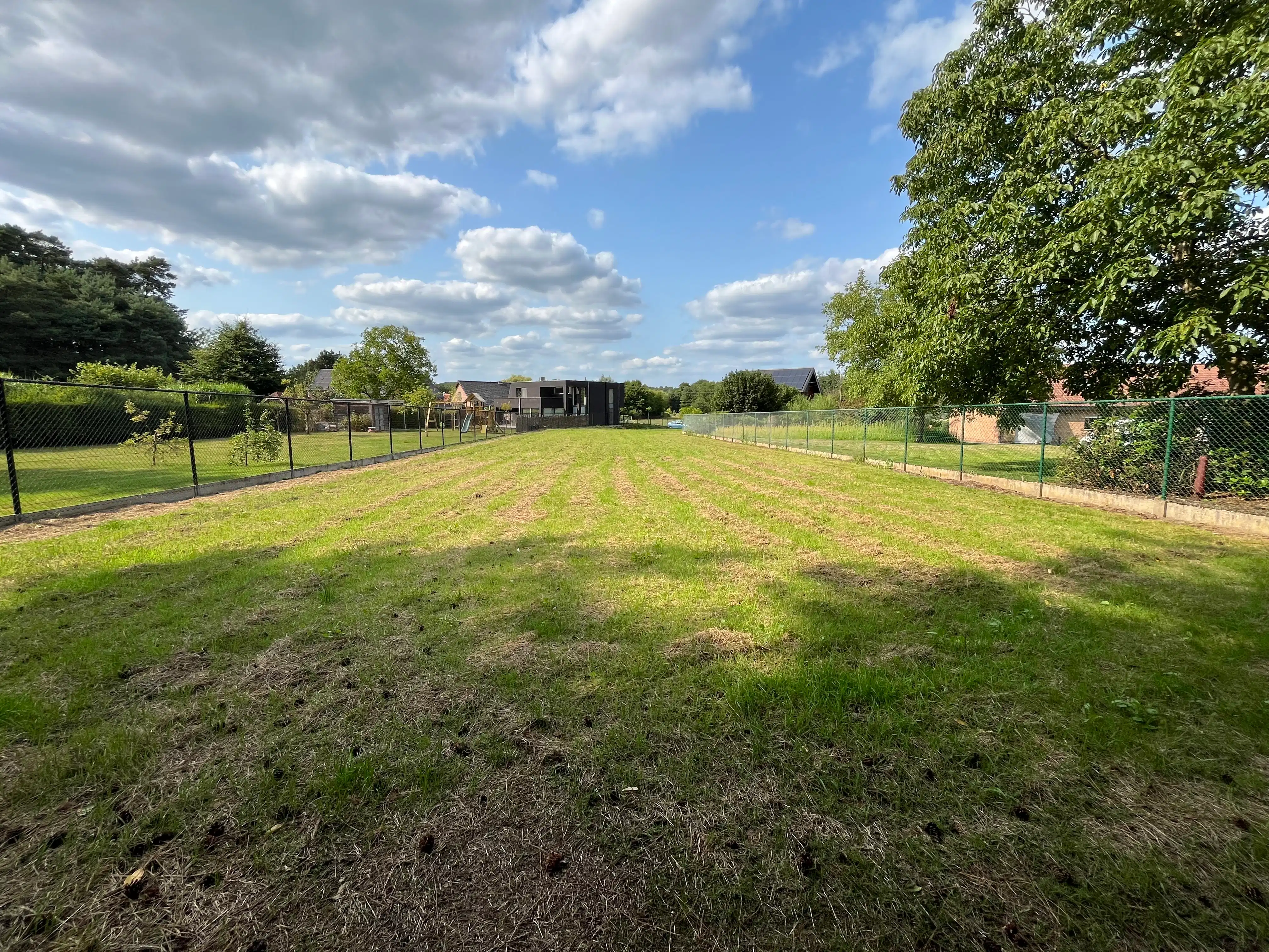 Rustige en residentiële gelegen bouwgrond van 12a92ca voor open bebouwing. foto 3