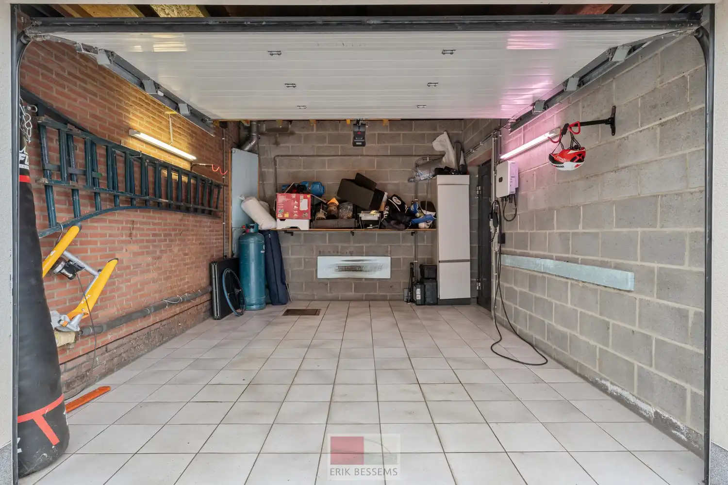 Charmante, op te frissen woning met 4 slaapkamers en inpandige garage. foto 19
