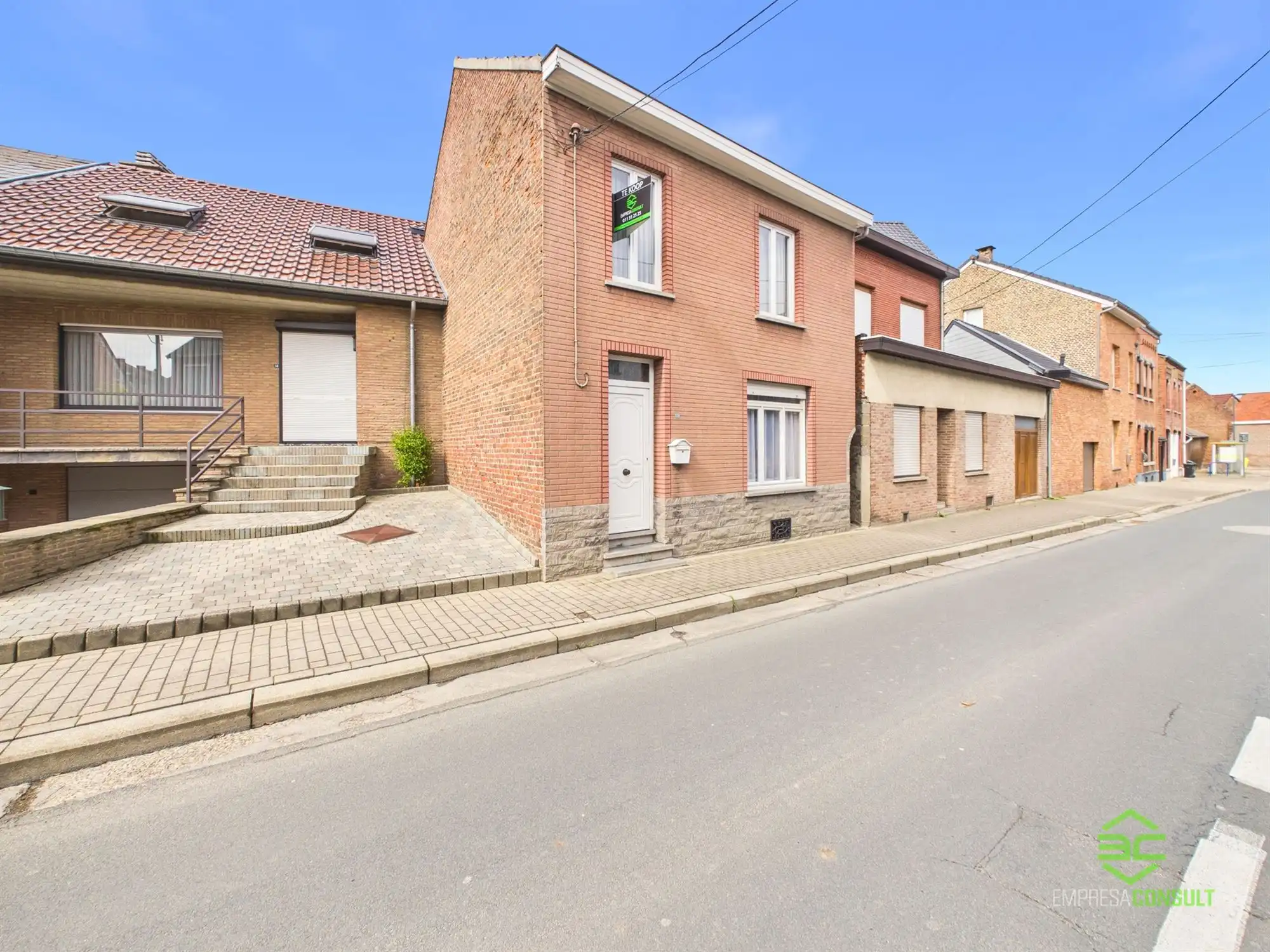 Centraal gelegen te renoveren woning met 3/5slpk! foto 2
