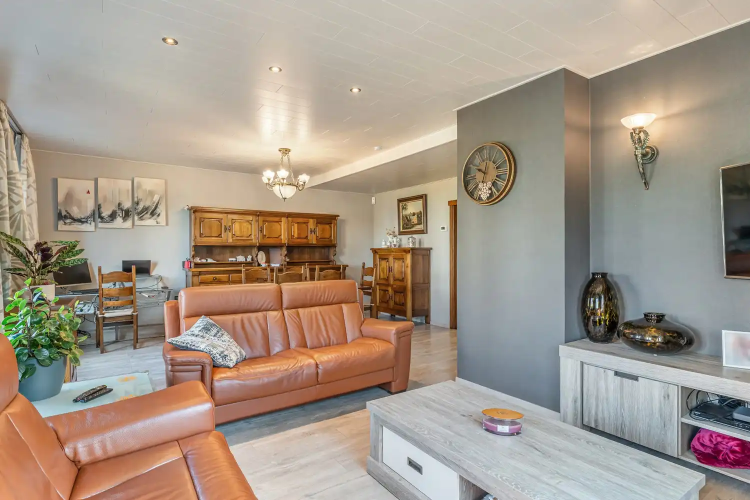 Degelijk onderhouden gezinswoning met 3 slaapkamers, volledig onderkelderd en mooie aangelegde tuin op een perceel van 5a96 ca! foto 4