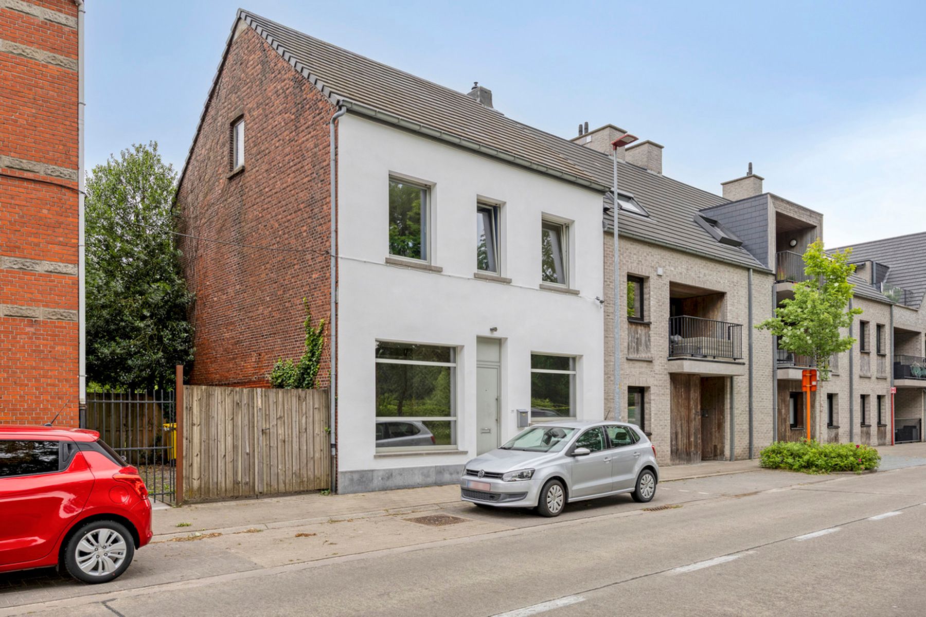 Ruim renovatieproject (226m²) met tuin aan kanaal foto 3