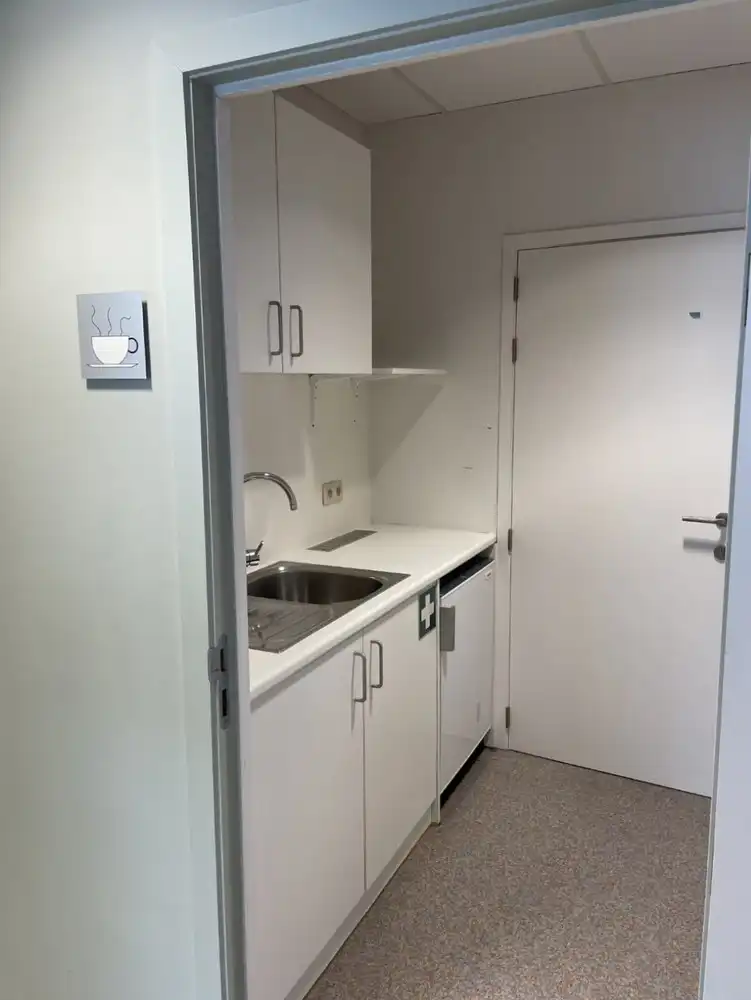 Instapklaar en polyvalent handelspand met 2 handelsruimten en ruim appartement foto 25