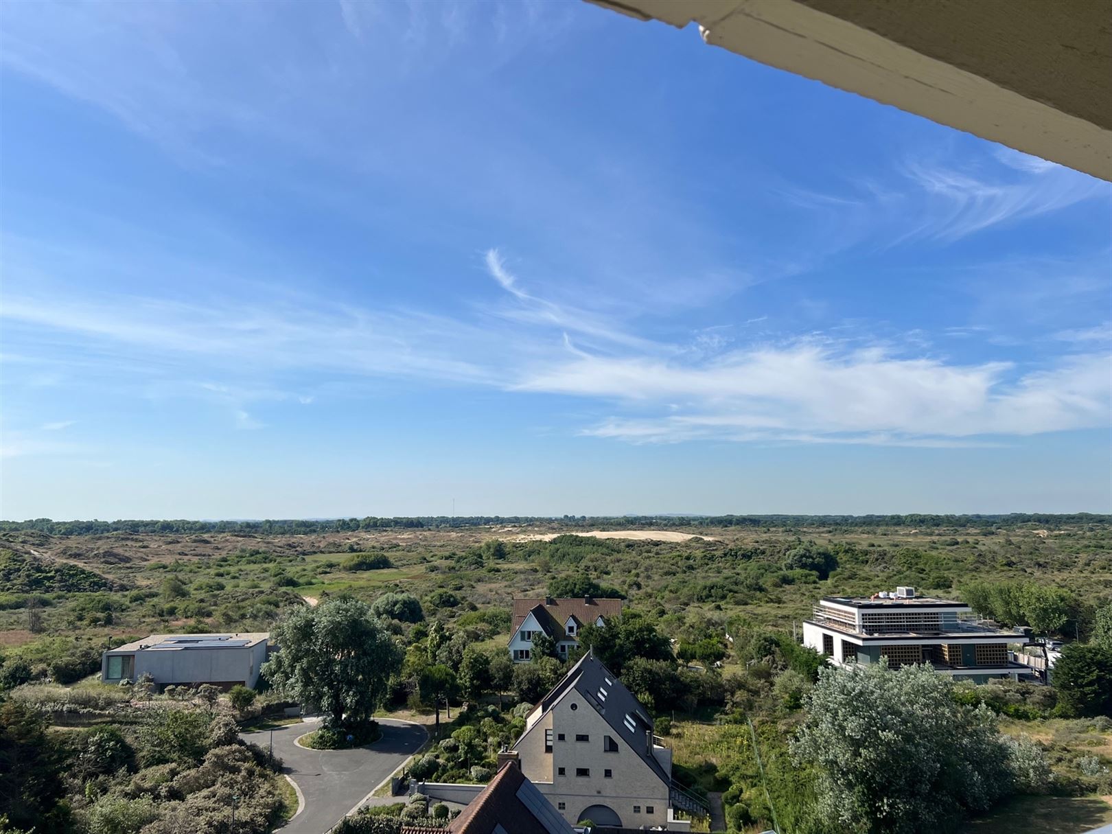Supergrote gerenoveerde studio incl. parking met uniek uitzicht foto 16