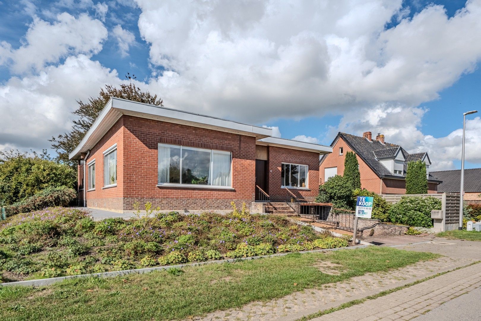 Hoofdfoto van de publicatie: Te renoveren bungalow op zonnig perceel