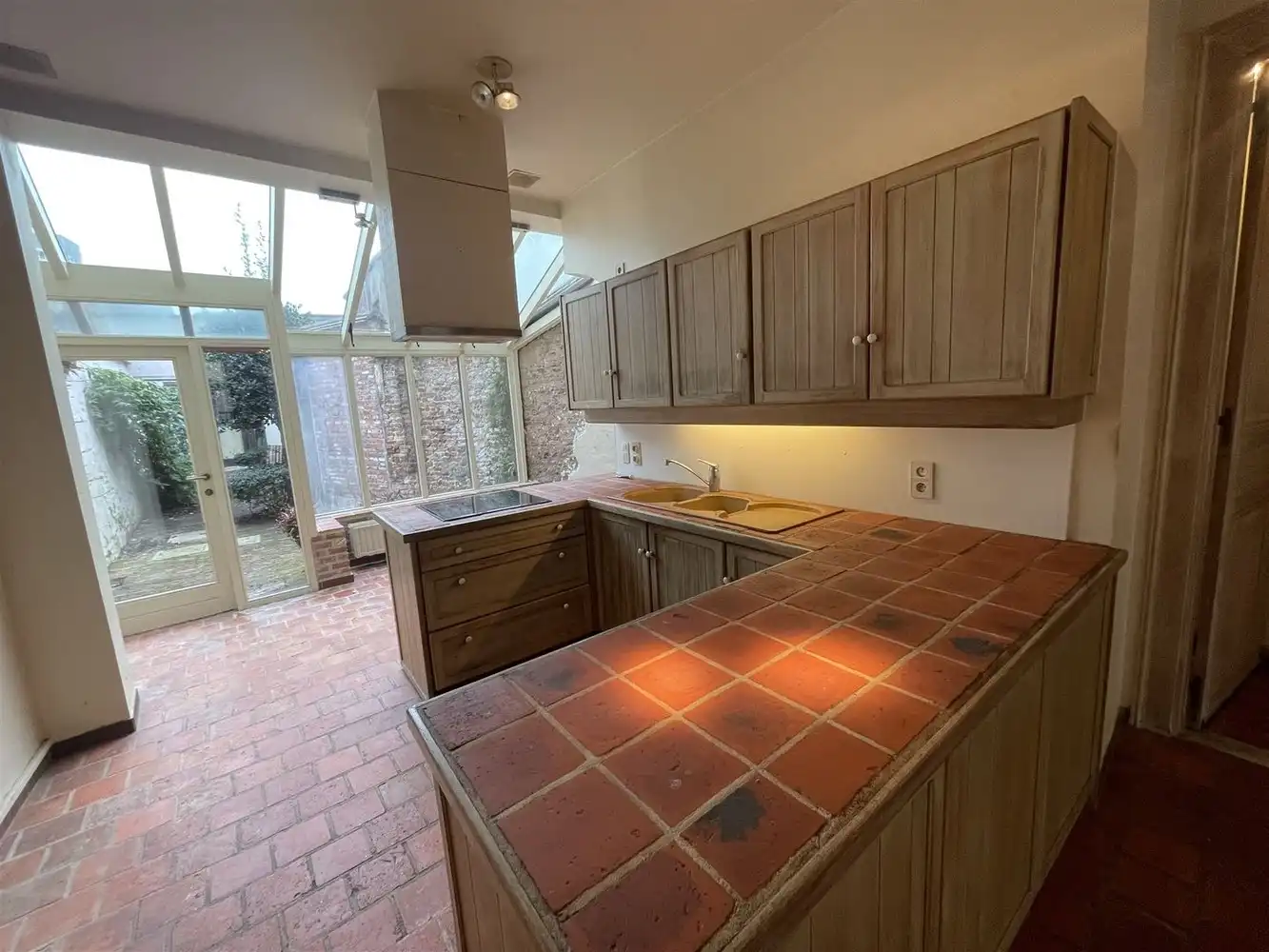 In één van de mooiste straten van Brugge centrum, vlakbij alle winkels CHARMANT ENERGIEZUINIG LICHTRIJK WOONHUIS met stadsTUINTJE, 3 SLAAPKAMERS, 2 BADKAMERS , Mogelijkheid om GARAGE bij te kopen foto 8