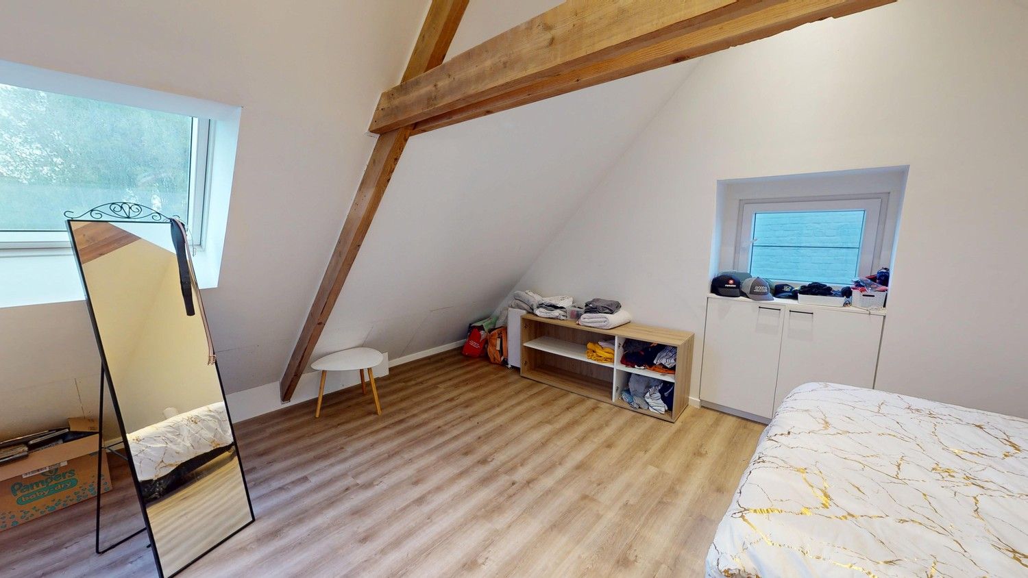 Gerenoveerde gezinswoning met 4 slaapkamers foto 14